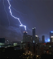 上海夜空雷电